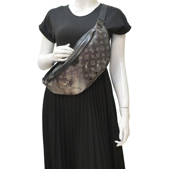 LOUIS VUITTON Discovery Monogram Galaxy Bumbag Black - Picture 2 of 13